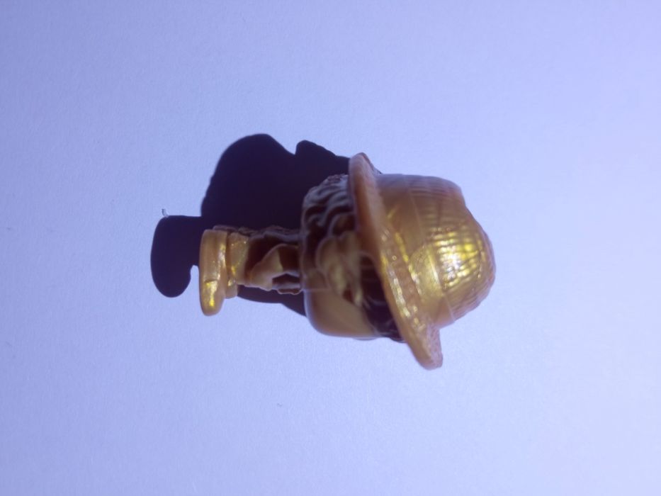 Продаю золотую фигурку, monkey D luffy gold ,