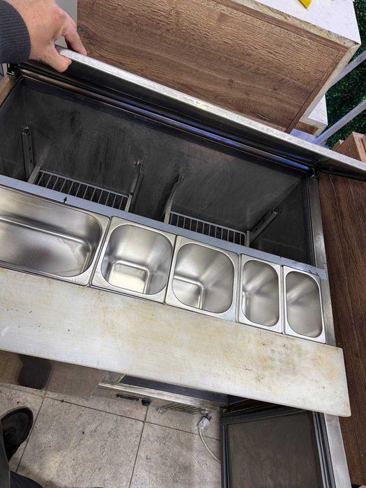 Саладета / хладилна маса с гастронорми.