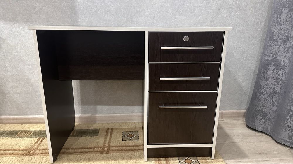 Продам маникюрный, письменный стол