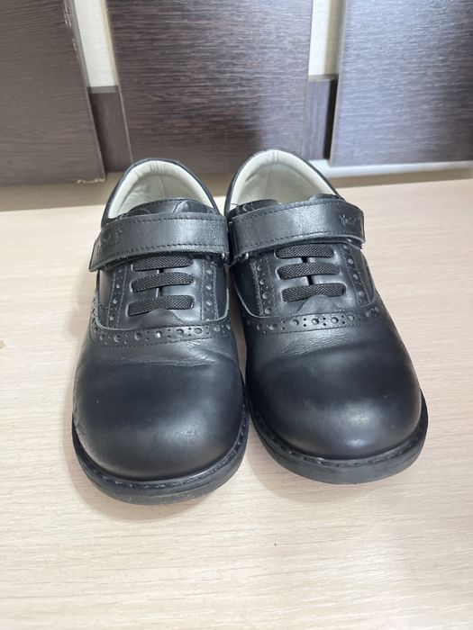 продам школьную обувь на мальчика