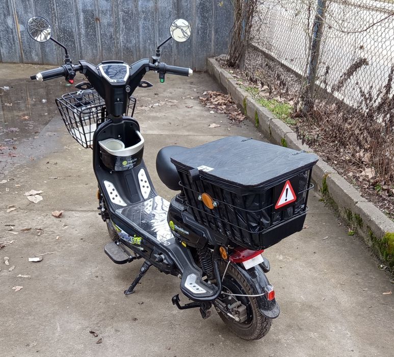 Продавам два броя електрически скутери.