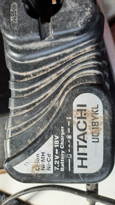 Продавам два винтовера хитачи със зарядно две батерии едната работи.