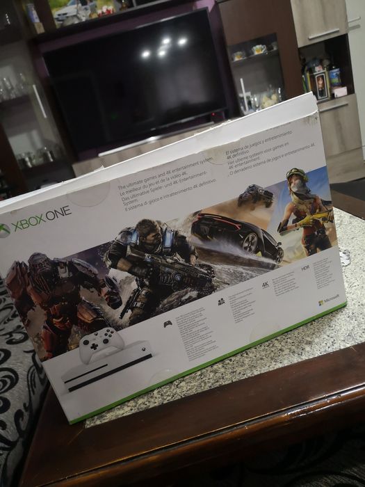 Xbox One S 512gb с 2 контролера