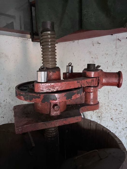 presa de struguei veche in stare de functiune de capacitatea de 800 litri
