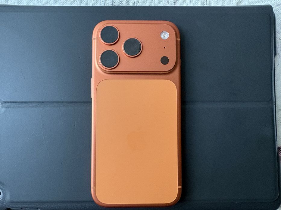 IPhone 17 pro 256гб Cosmic Orange