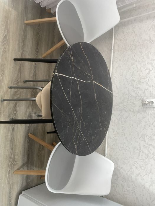 Продам стол и стулья в отличном состоянии