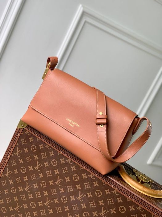Geanta Louis Vuitton Low Key Messenger