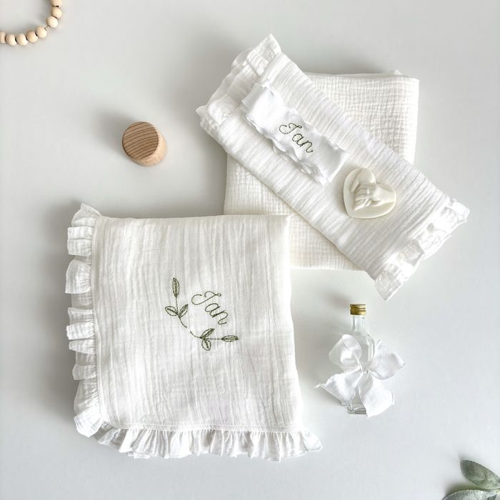 Trusou personalizat pentru botez din muselina + cufar buretat