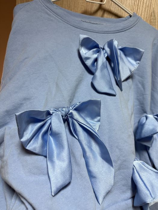 Синя блузка със сатенени панделки отпред и по ръкавите