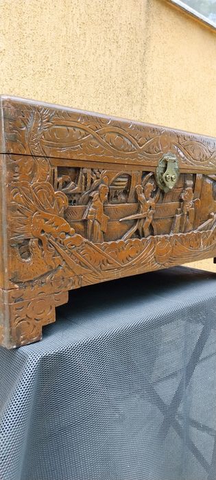 Cufar vintage din lemn sculptat