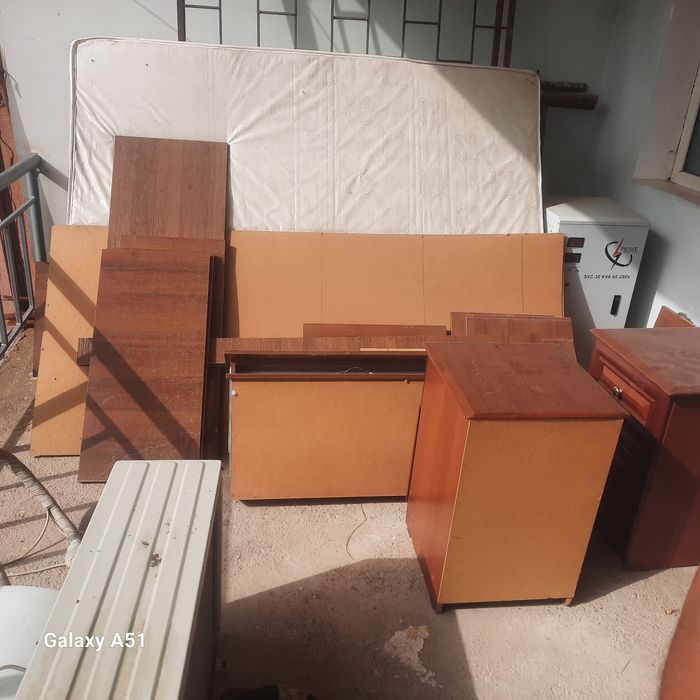 2 kishilik spalni, shkaf, tremo va 2 ta tumbochka arzon narxda sotilad