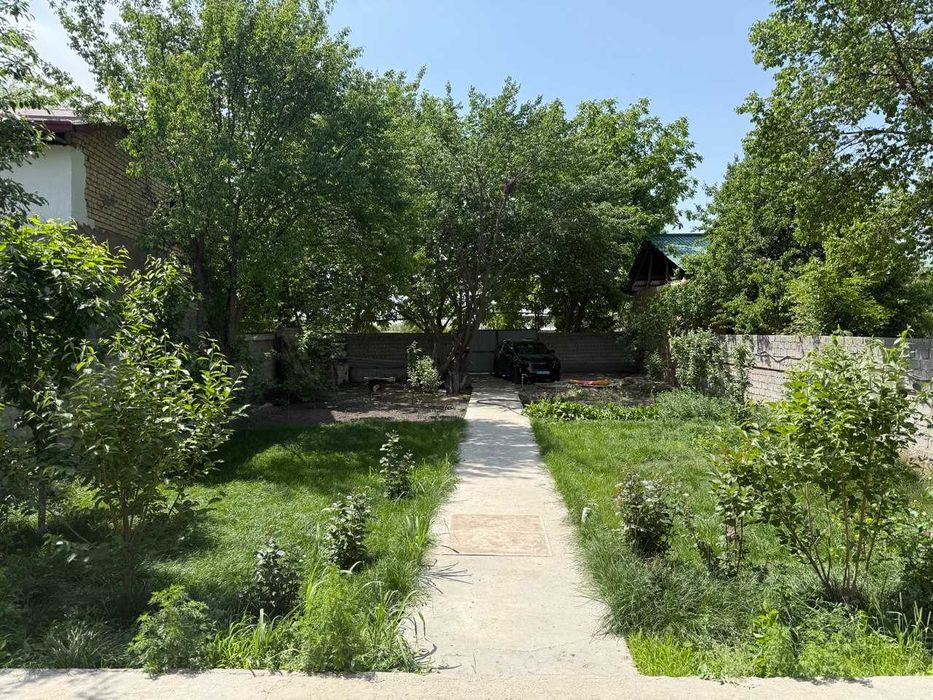 Hovli sotiladi. Laylak mahalla, 11 maktab orqasida, 6 sotix 4 xona