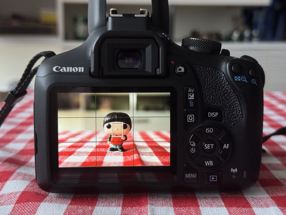 Фотоапарат Canon 2000D с обектив EF-S 18-55 |||