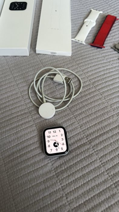 Продам Apple Watch SE Silver 44мм