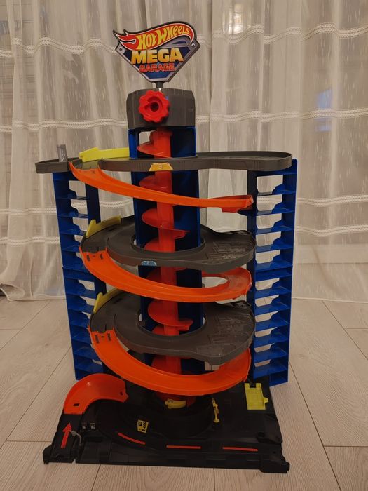Vând garaj Hot Wheels