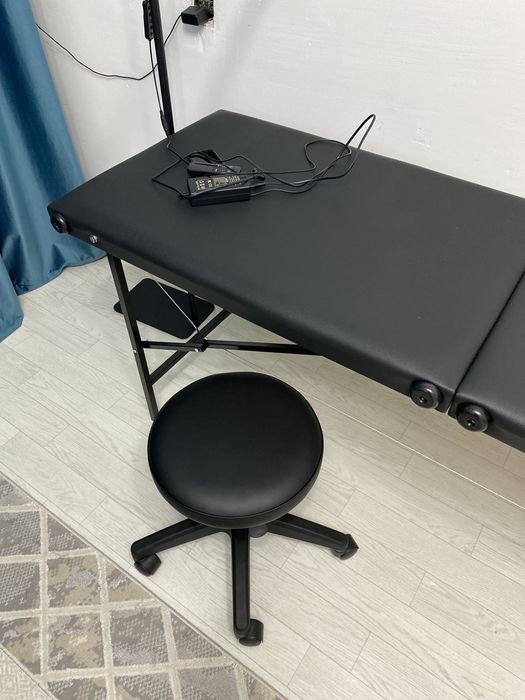 Кушетка, стул, лампа, тележка