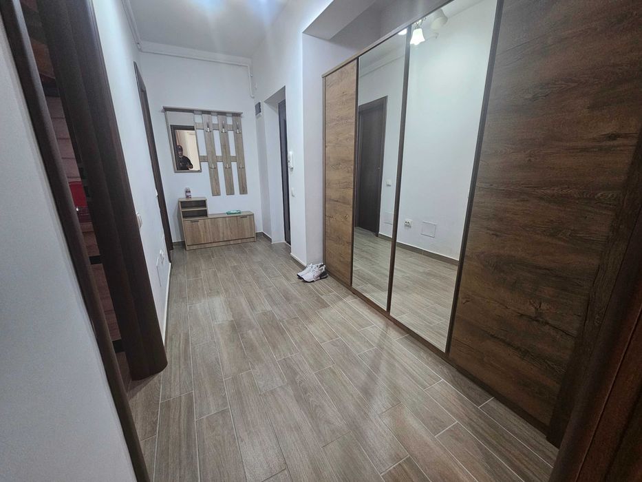 Proprietar închiriez Garsoniera 46 mp, modern cu bucatarie inchisa și loc de parcare, in fata geamului