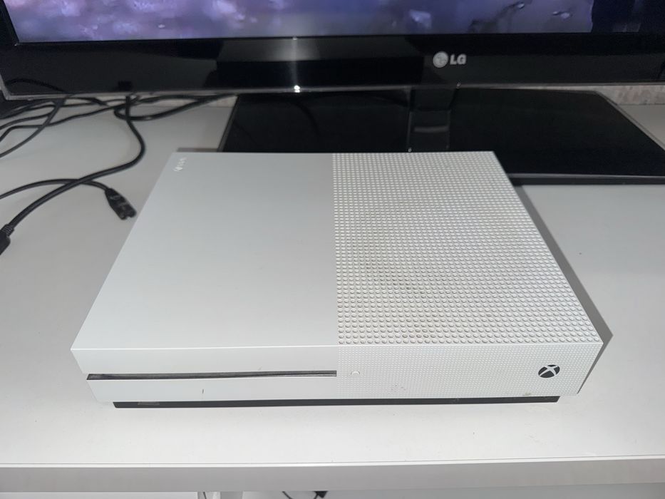 Консоль Xbox One S | Все Кабели | Три Игры | Нет контроллеров