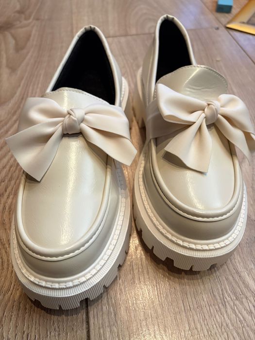 Чисто нови дамски обувки