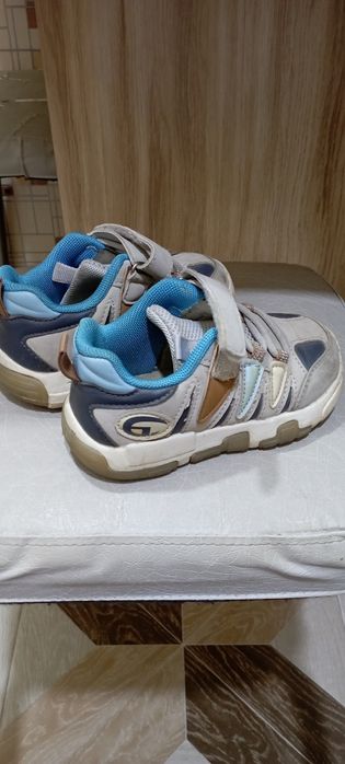 Продам кроссовки на девочку
