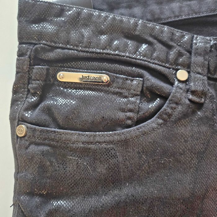 Продавам оригинален костюм