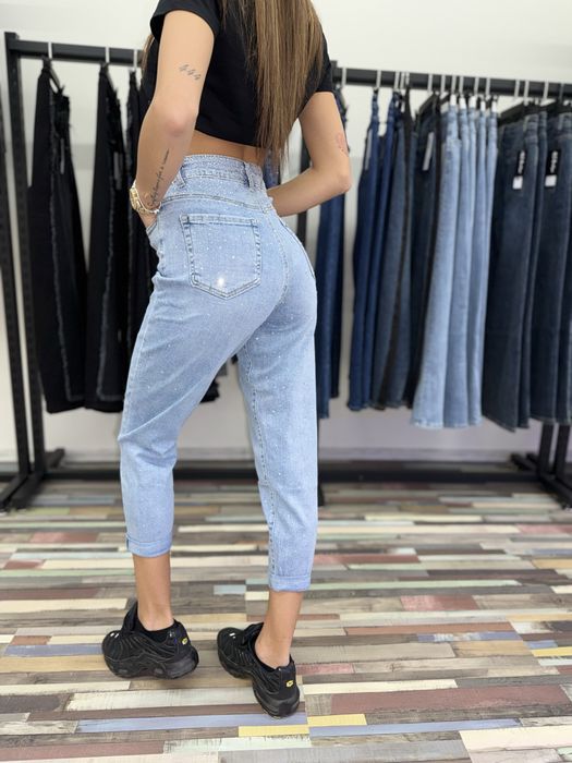 Търсите удобни дънки, които в същото време да са различни.