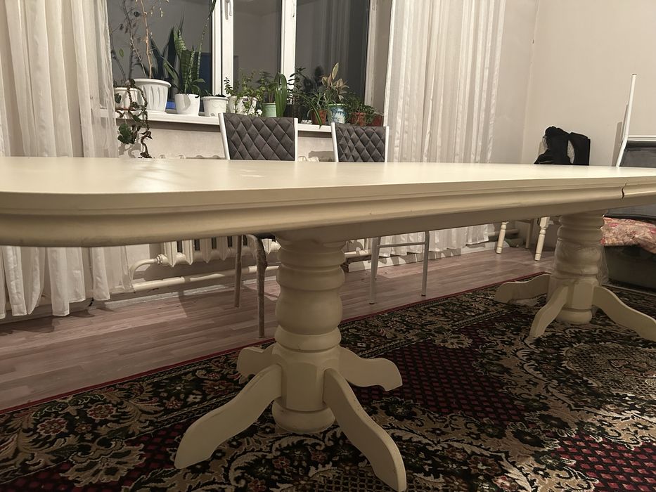 Стол гостиной на колоннах