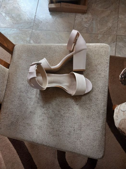 Нови дамски обувки с ток