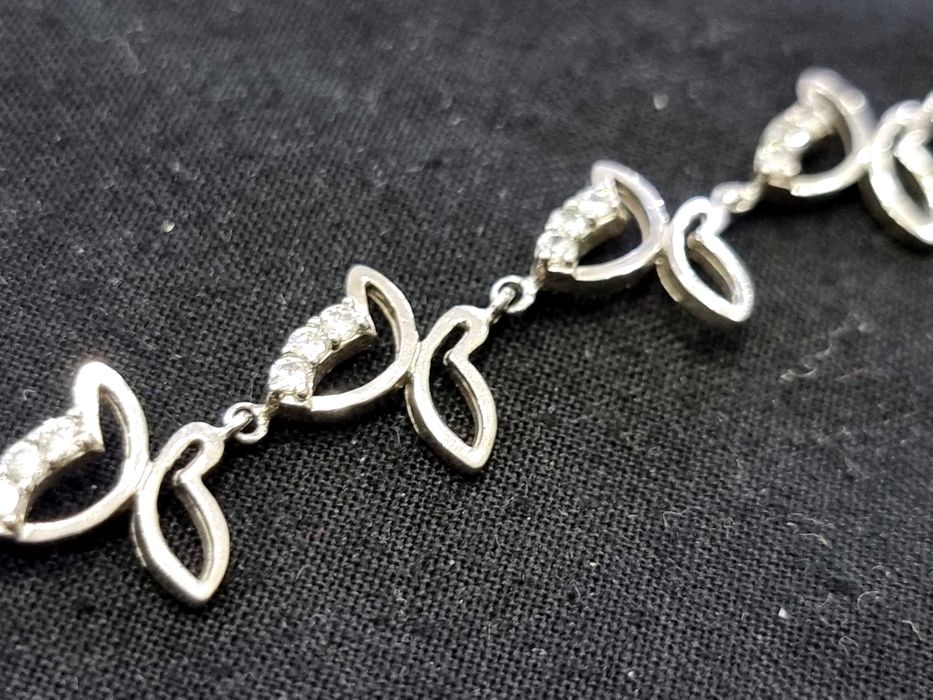 Сребърна гривна с пеперуди