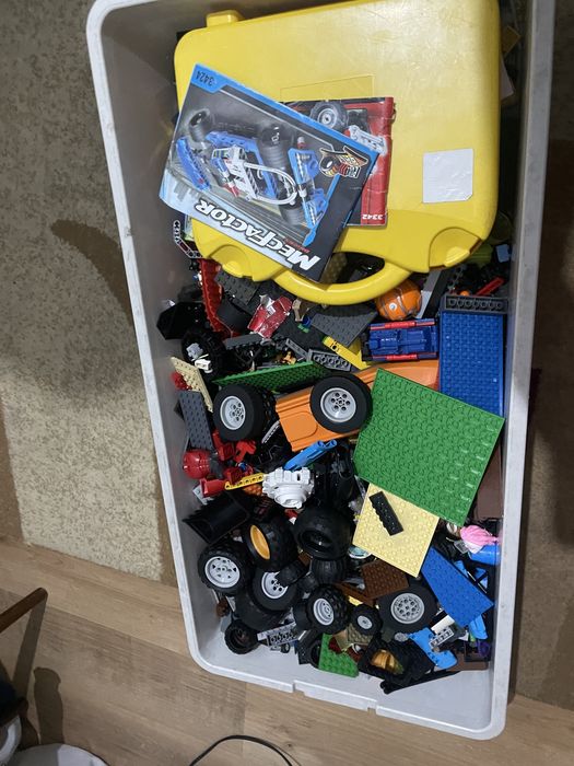 Лего б/у очень много конструктора.