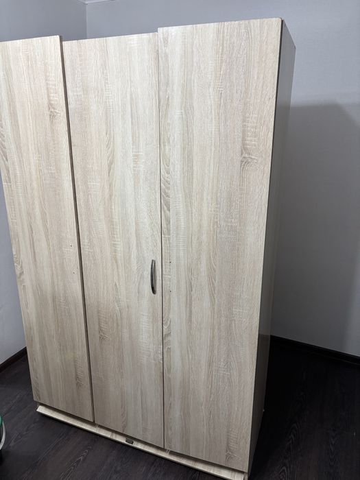 Шкаф 3 дверный есть