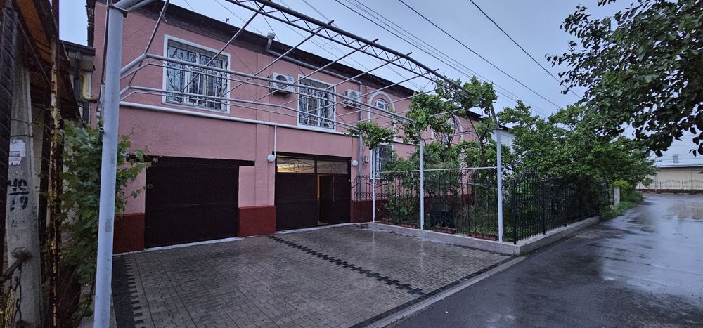 Продается 3х этажный дом с уникальным проектом. 6 соток Бектемирский р