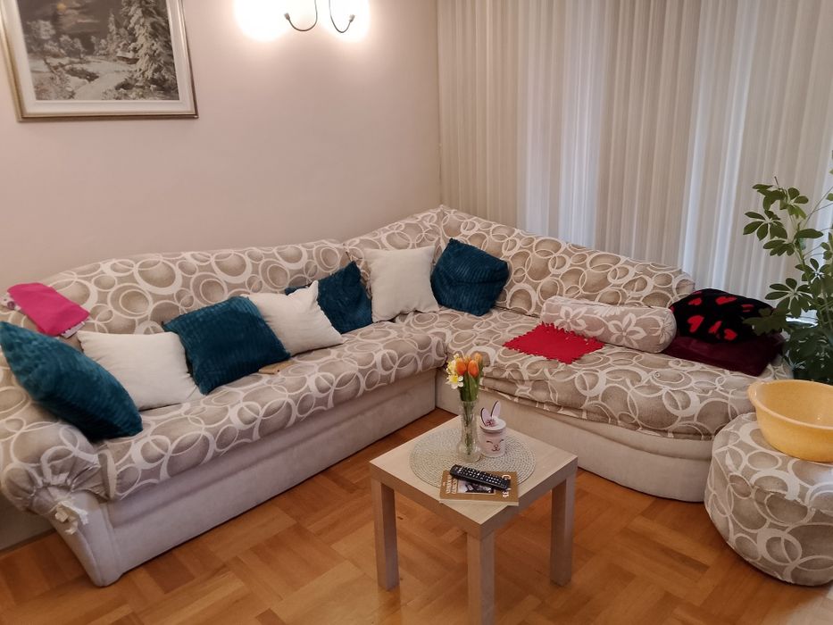 Диван ъглов, разтегателен от две части + 2 табуретки