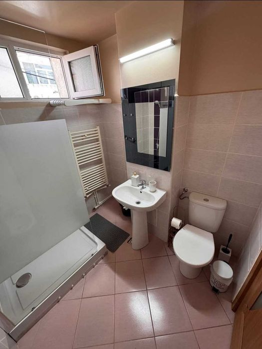 Inchiriez apartament