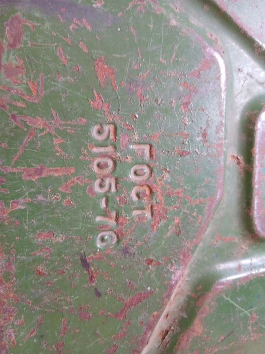 Канистра для бензина железная.