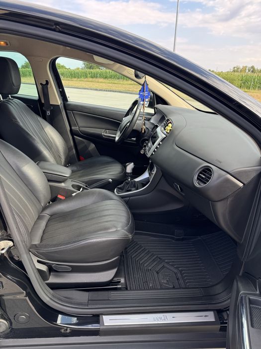 Lancia Delta 1.4 Turbo benzină 140 CP, an 2014 – stare foarte bună, bine întreținută și bine echipată
