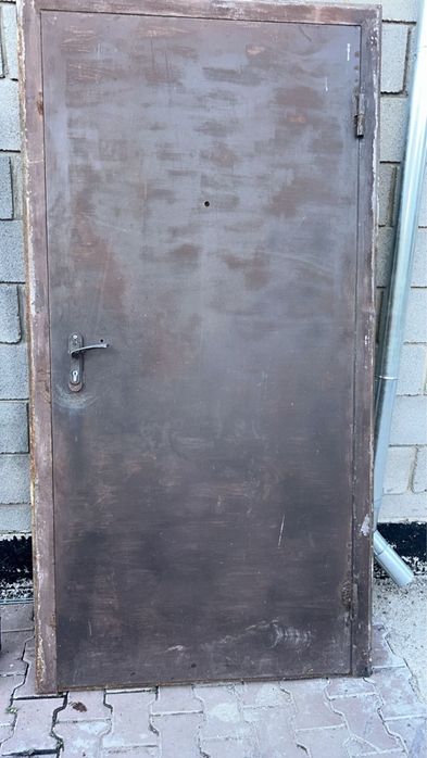 Продам железную дверь