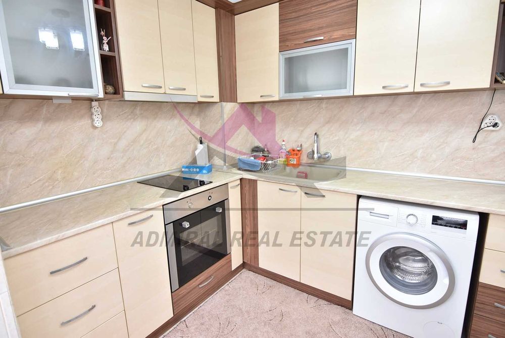 Три отделни стаи -Младост