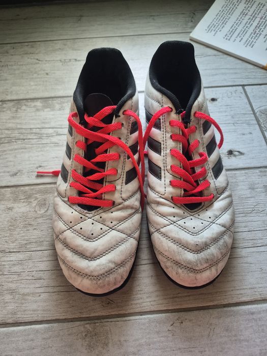 Adidasi fotbal sala si gazon