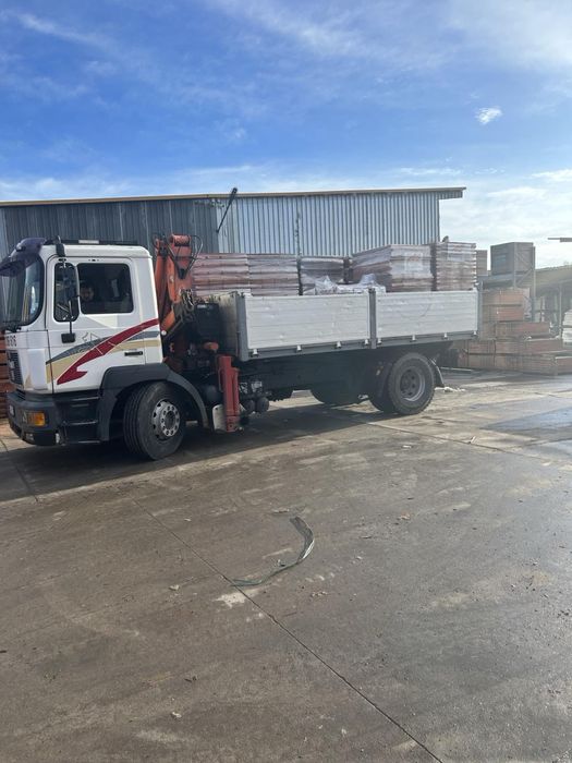 Траснпортни услуги: камион със самосвал с кран