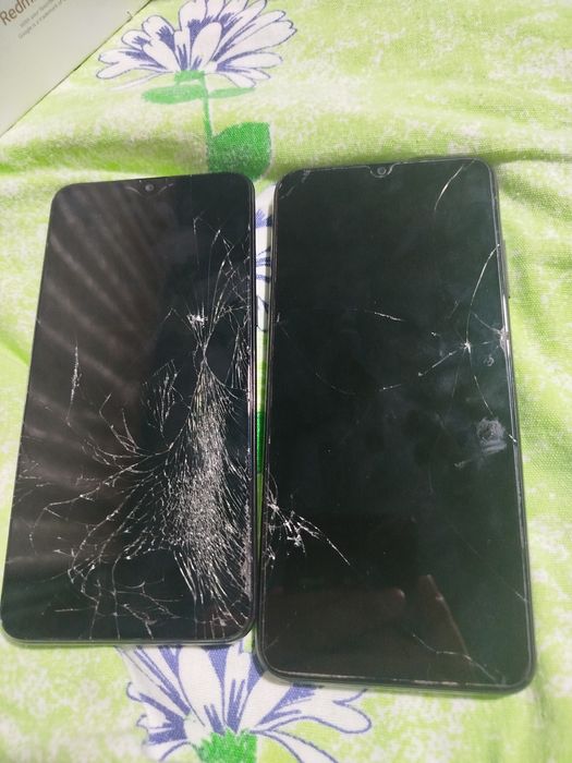 Продам 2 телефона  разбитые но рабочии