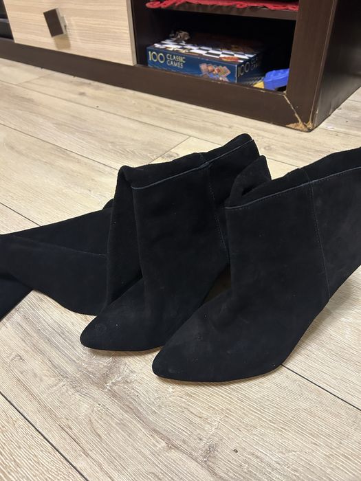 Черни ботуши над коляното