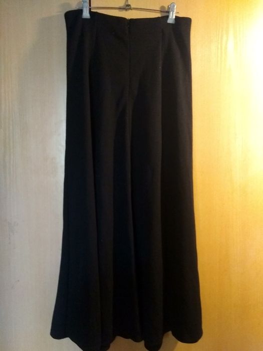 Юбка черная длинная.