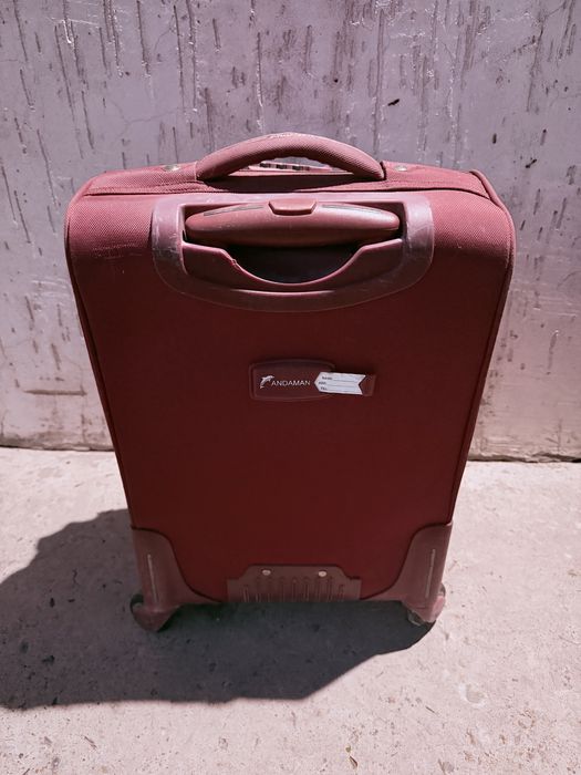 Чемодан красный багаж