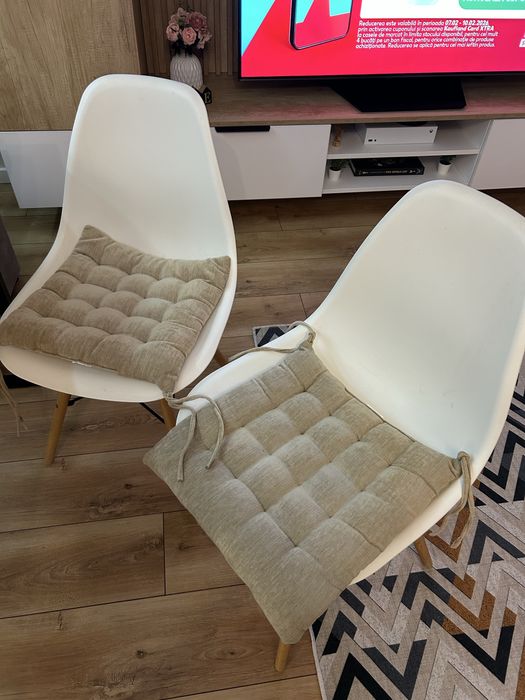 Set Scaune albe + 2 perne