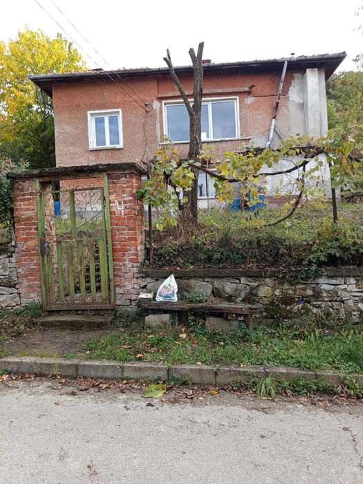 Продавам къща с двор 900 кв.м. в Габрово
