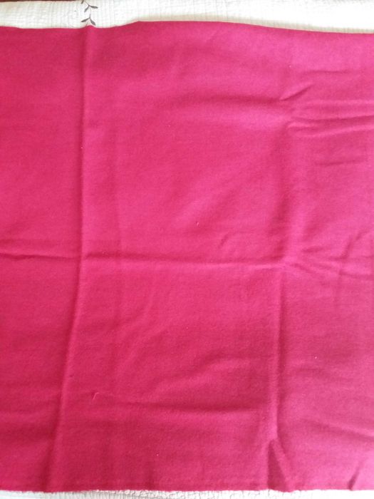 Ткань драповая малинового цвета