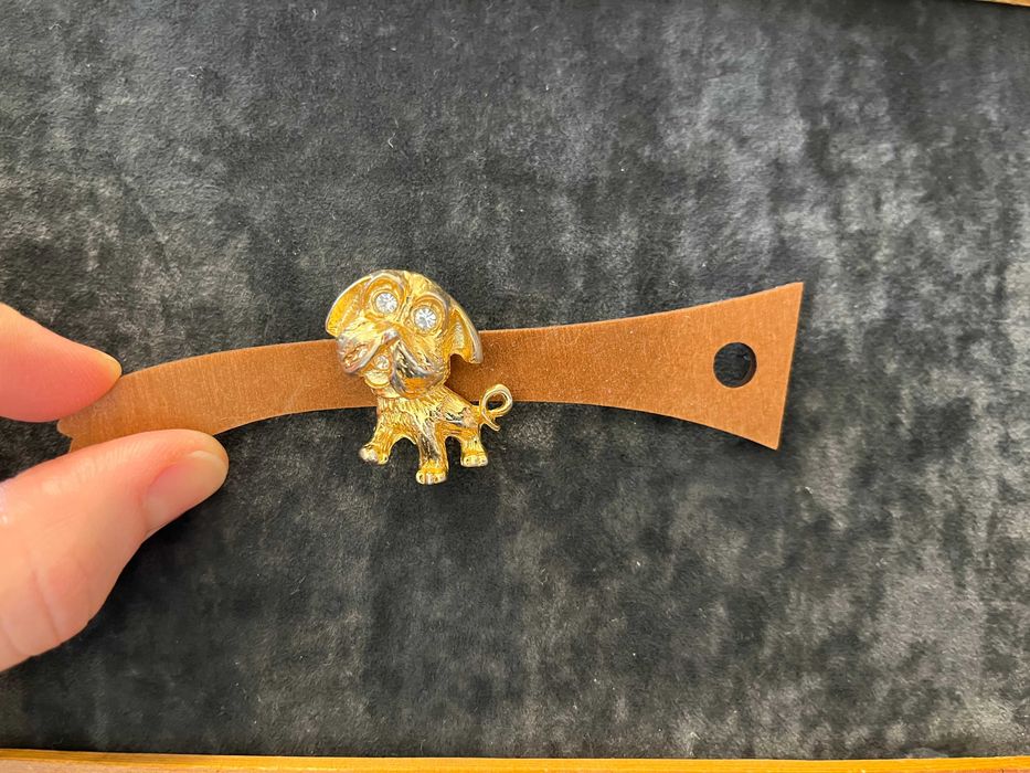 Брошь в виде собачки