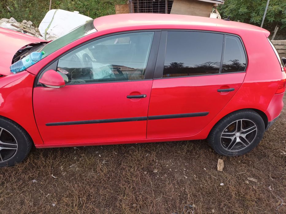 Vând Golf 5 1.9 diesel  ! AVARIAT !