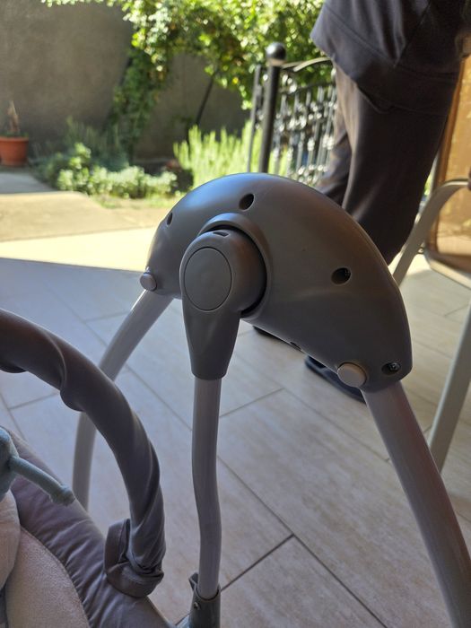 Leagăn pentru bebeluşi funcționează la priză și cu baterii.